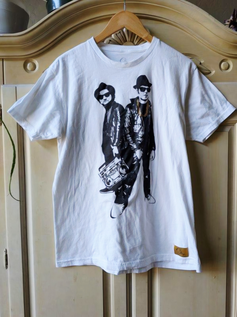 White Graphic Short-Sleeve Men’s Tee with Black Urban Print